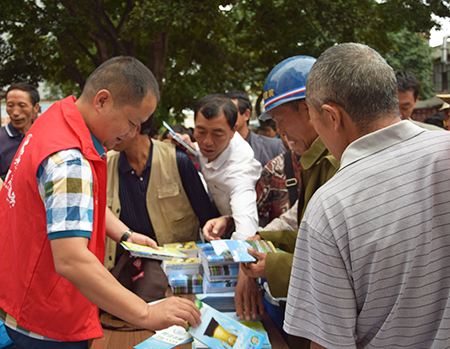 向市民发放宣传手册