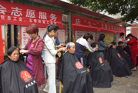 发型师爱心小队活动吸引了社区居民热情参与