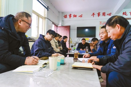 村委会办公室里,驻村工作队员与村“两委”班子成员一起细研来年种植计划与帮扶重点。