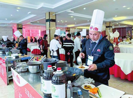 个人赛区选手凝神静气,尽显烹饪功力。